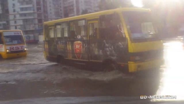 Потоп в Одессе: дворник с граблями против стихии. смотреть онлайн