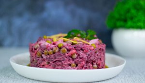 Свекольный салат с сыром и яйцом! Просто, бюджетно и вкусно!