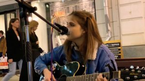 СПЕЛА НА УЛИЦЕ АВТОРСКУЮ ПЕСНЮ