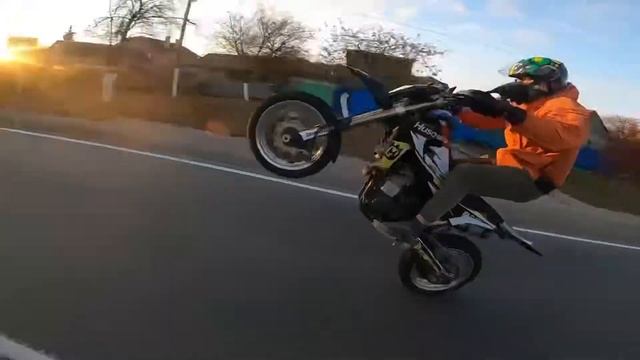 На заднем по городу Husqvarna мото смотреть онлайн