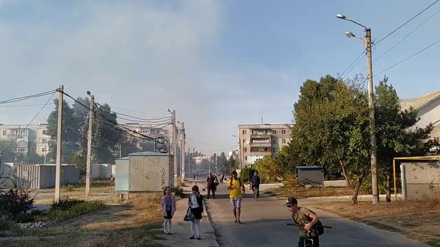 Горит сухая трава, Павлоград, ул. Малиновского, Транзитный городок смотреть онлайн