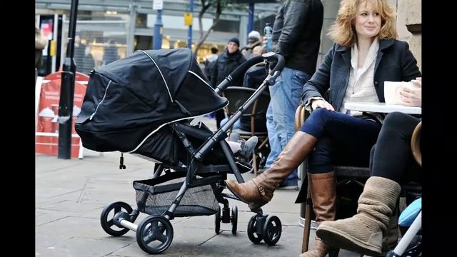 Meeting friends at a cafe with the Combi Well Carry stroller. смотреть онлайн