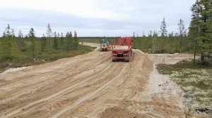 Север, отсыпка дороги и кустовой площадки. MAN TGS полуприцеп разворачивается на дороге.