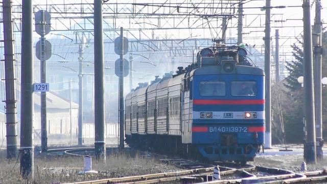 Проводник поезда выбрасывает отходы на ходу. Электровоз ВЛ40У-1397.2 с пассажирским поездом смотреть онлайн