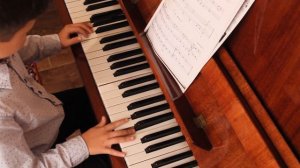 ПОСМОТРИТЕ КАК ОН ИГРАЕТ Менуэт Сперонтес (Иоганн Сигизмунд Шольце) на фортепиано