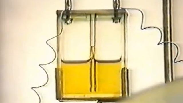 Втягивание диэлектрика в конденсатор смотреть онлайн