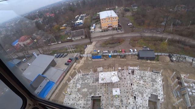 Рабочий день на башенном кране. Разгрузка машин. Монтаж плит.