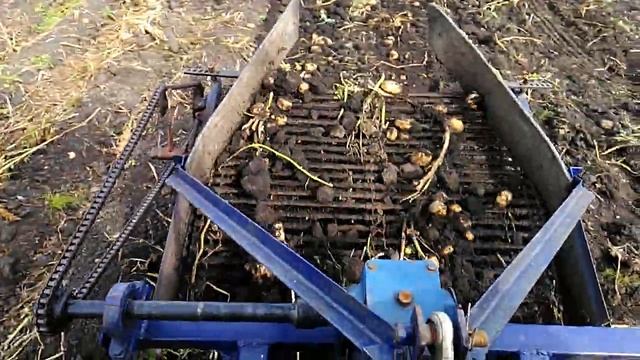 САМОДЕЛЬНАЯ КАРТОФЕЛЕКОПАЛКА (ТРАНСПОРТЁРНАЯ ДВУХРЯДНАЯ) DIY POTATO BURNER 20180909 110419 смотреть онлайн