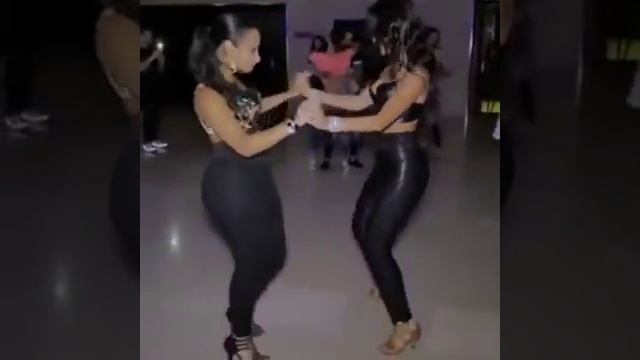Le due donne iniziano a ballare insieme, poi sorprendono tutti così смотреть онлайн