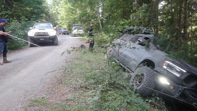 Multi Winch Truck Recovery - w/ @DirtLifestyle @Maxx.Powell @MuddyBeards4X4 @crawlerballer смотреть онлайн