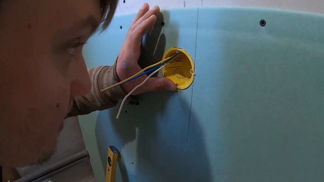 Гипсокартон в ванной комнате. Установка пластиковой двери. Каркасный дом своими руками ч24. смотреть онлайн