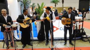 Кубинская песня Гуантанамера (Guantanamera). Живая музыка, колоритные артисты!