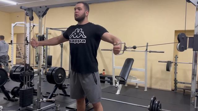 Сведение в кроссовера на середину груди смотреть онлайн