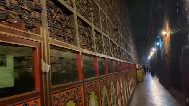 Tibetan Buddhist Library at Sakya Monastery in Tibet смотреть онлайн