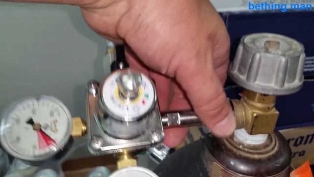 КАК ПОДКЛЮЧИТЬ К УГЛЕКИСЛОТЕ И НАСТРОИТЬ РЕДУКТОР НА РАЗЛИВНОМ ПИВЕ