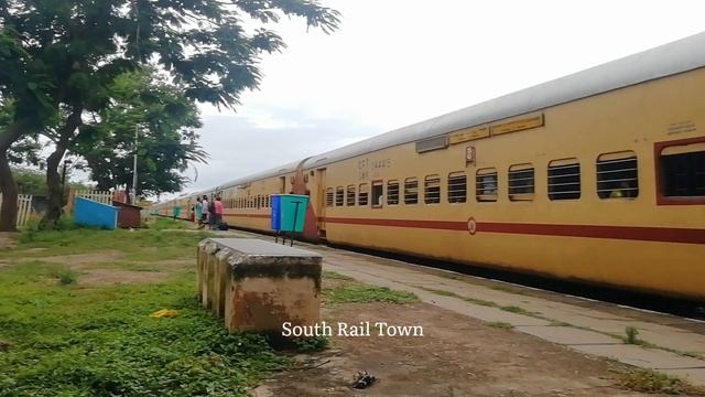 11305 Solapur - Gadag Express arrival with KJM BLEED BLUE WDP-4 смотреть онлайн