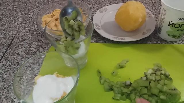 ВКУСНЫЙ ФРУКТОВЫЙ САЛАТ С ЙОГУРТОМ / ВКУСНЫЙ ДЕСЕРТ С ФРУКТАМИ. смотреть онлайн