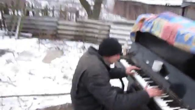 Харьковский пианист КАНИТЕЛЬ(пианино на снегу) смотреть онлайн