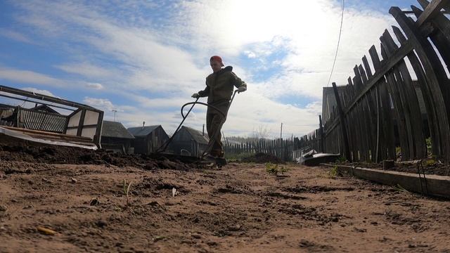 Чудо лопата в деле.Заоодно накопал червей смотреть онлайн