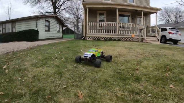 Traxxas T-Maxx 3.3 Bashing A Classic In The Neighborhood