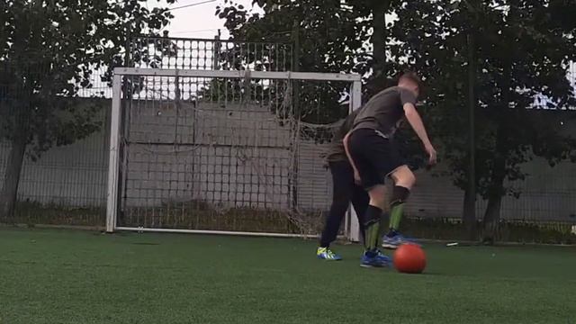 ФУТБОЛЬНЫЙ БАТЛ / ГОЛ МЕЖДУ НОГ смотреть онлайн