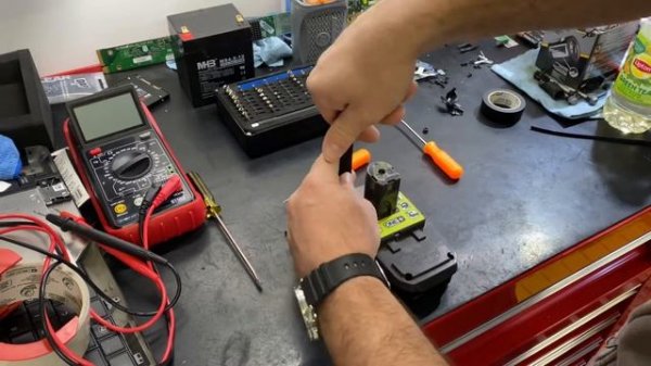 Take apart Ryobi battery - how to disassemble a Ryobi battery for repair