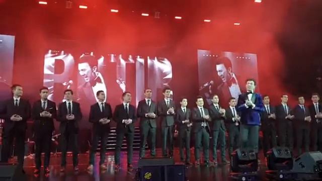 Ботир Кодиров  шогиртлар билан бирга