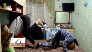 две девчонки на кровати