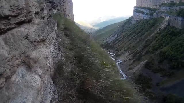 Прогулка по краю пропасти. Каменная лестница в Эль-Тюбю смотреть онлайн