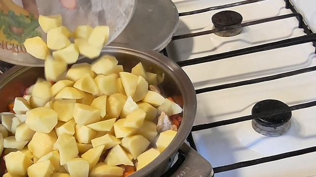 Тушеная картошка Картошка с мясом и овощами на сковороде смотреть онлайн
