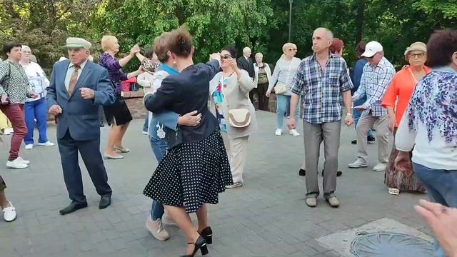 "Гадай,Гадай ЦЫГАНКА"... звучит на танцполе в Гомеле....20.05.2023года. смотреть онлайн