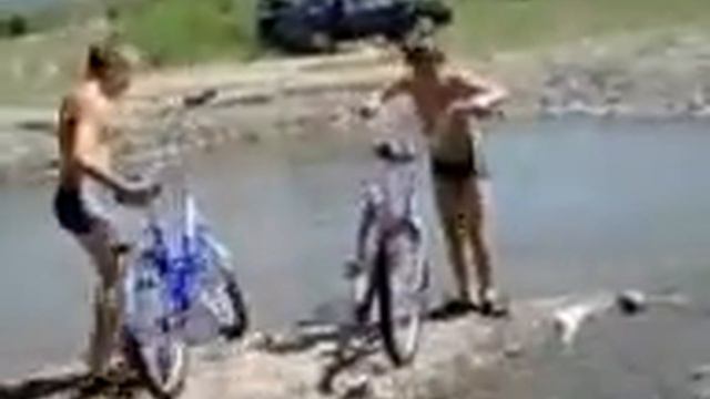 Пацаны из Усть-Калманки на каникулах на речке.))) смотреть онлайн