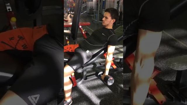 подьем гантелей на бицепс лежа на наклонной смотреть онлайн