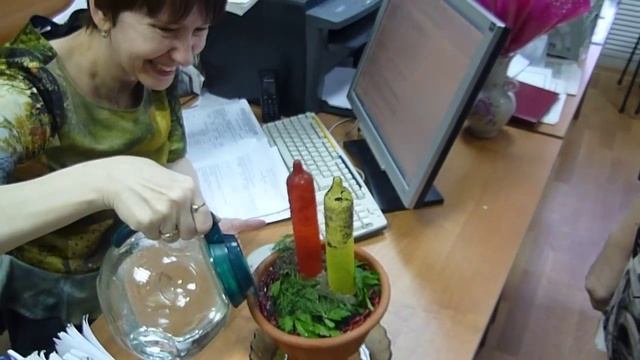 ЭТТООО ЧТО-ТО!!!!! ЦВЕТЫ-ПРЕЗЕРВАТИВЫ ПРУТ ДУРОМ!!! Подарок коллеге на День Рождения смотреть онлайн