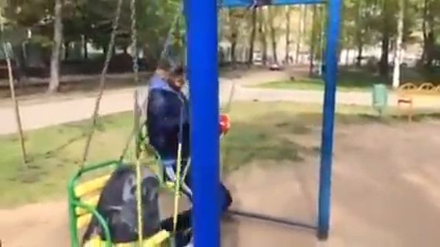 Сергей Зверев на детской площадке поет Шанель от сглаза смотреть онлайн
