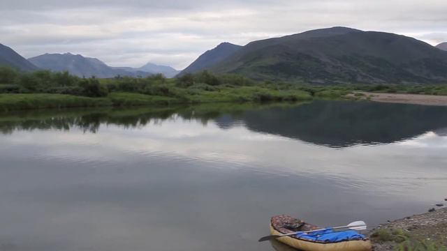 Высокие тундровые берега сменяются глинистыми, заросшими мелким ивняком. смотреть онлайн