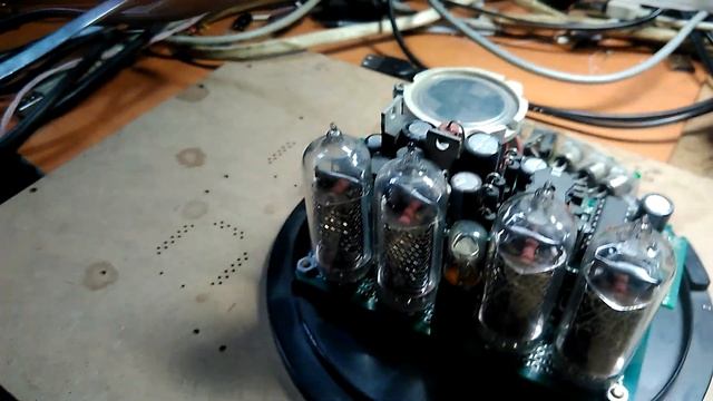 Необычные часы на газоразрядных индикаторах ИН-14 с использованием К145ИК1901. смотреть онлайн