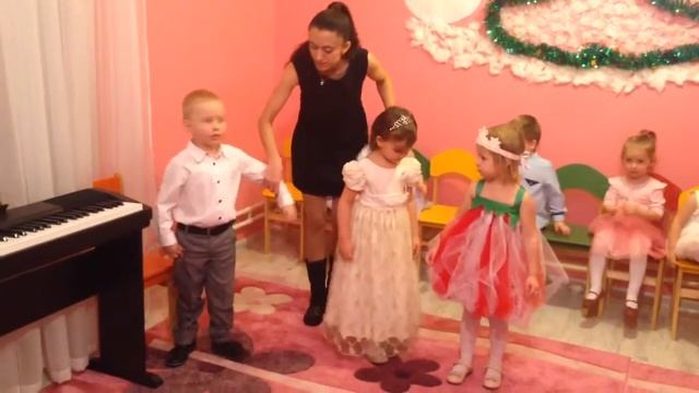 Новогодний утренник в саду - Маша читает стихотворение смотреть онлайн