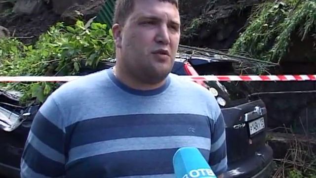 Рушащаяся подпорная стена на Тигровой раздавила автомобиль смотреть онлайн