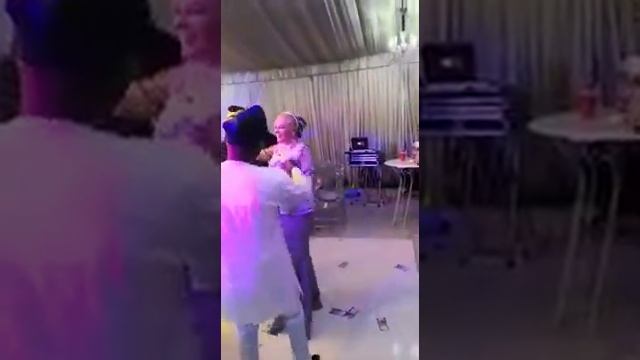 Танец мамы и сына на свадьбе. Нигерия. смотреть онлайн