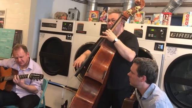 Swing Manouche playing Nuits Solitaire by Mick Shoulder смотреть онлайн