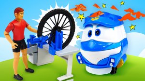 Роботы поезда гоняют по железной дороге. Паровозик Кей упал у велосипедов! Видео игрушки для детей