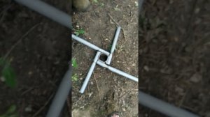 Монтаж винтовых столбов для забора в одиночку