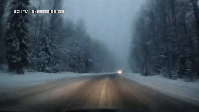 Снос на встречку на нечищенной дороге Окуловка Крестцы 26 декабря 2017 смотреть онлайн