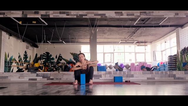 Yoga practice подготовка к пинча маюрасана баланс на предплечьях @yogapractika смотреть онлайн