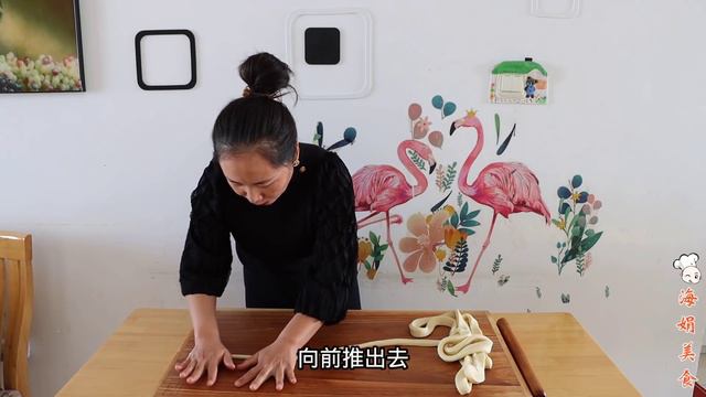 一碗面粉一碗水，教你做炸馓子，根根酥脆金黄，色彩明亮，咬一口嘎巴脆【海娟美食】 смотреть онлайн