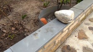 Стенки клумб из кирпича