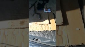 Как открыть замок задней двери багажника Т5 мультивен.