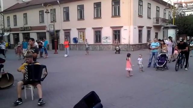 Лучшие Прикольные уличные музыканты Смотреть всем смотреть онлайн