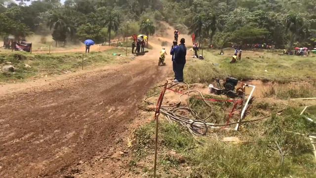 13-year-old girl runs motorcycles between men and wins incredible. смотреть онлайн